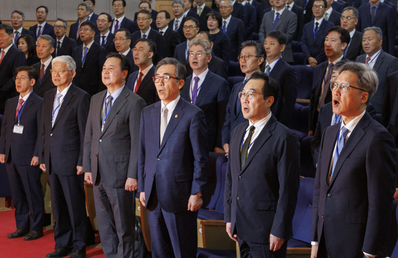 Foreign Minister Cho Tae-yul, center and heads of overseas missions sing the national anthem during an annual conference at the Ministry of Foreign Affairs building in Jongno District, central Seoul, on Monday. [YONHAP]
