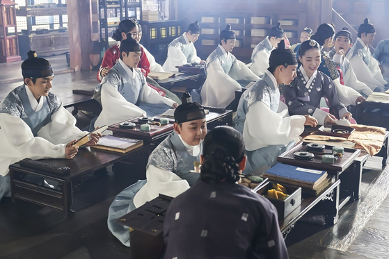 This scene in ″Under the Queen’s Umbrella″ where 13 princes gather to study in Jonghak, a royal educational institution, is similar to a scene from JTBC’s “SKY Castle” (2018-19) where students hole up in a hagwon, or private cram school, to study. [TVN]         