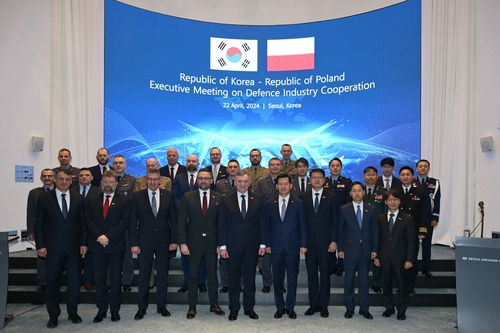 A Polish delegation and senior officials of the Defense Acquisition Program Administration (DAPA) hold an executive meeting on defense industry cooperation at the DAPA office in Gwacheon, south of Seoul, on April 22, 2024, in this photo provided by the state arms procurement agency. [YONHAP]