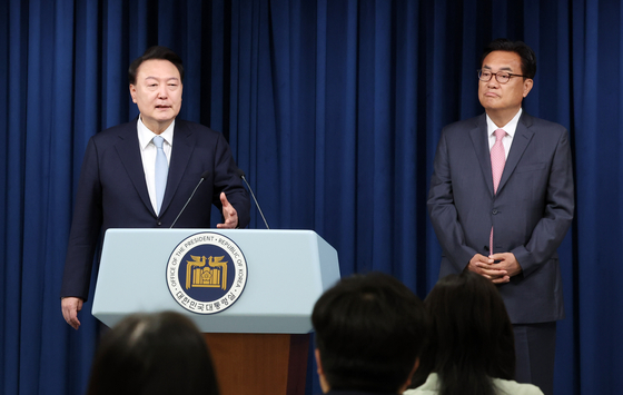 President Yoon Suk Yeol, left, names Chung Jin-suk, a five-term lawmaker of the People Power Party (PPP), as his new chief of staff at a press conference at the Yongsan presidential office in central Seoul Monday morning. [JOINT PRESS CORPS]