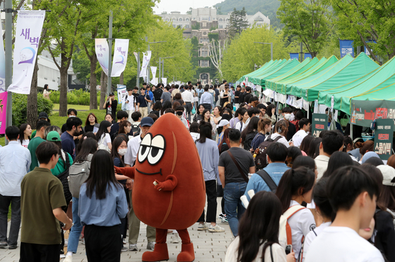 Students enjoy the festival at Yonsei University in western Seoul, on May 22, 2023. [NEWS1]