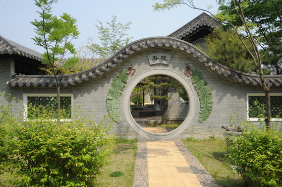 Wolhwawon in Suwon, Gyeonggi, is a Chinese-style garden with an artificial lake, a waterfall and Chinese-style architecture. [JOONGANG ILBO]
