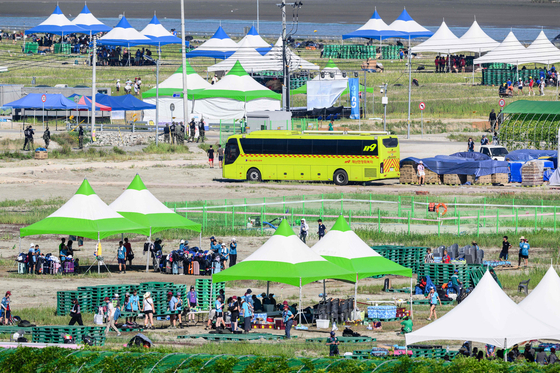 Scouts prepare to leave the World Scout Jamboree in Buan County, North Jeolla on Aug. 8, 2023. Tens of thousands of scouts were evacuated from the Jamboree campsite a week after the event's opening amid rising concerns over heat, sanitation, food safety, waterborne diseases and an approaching typhoon. [AFP/YONHAP]