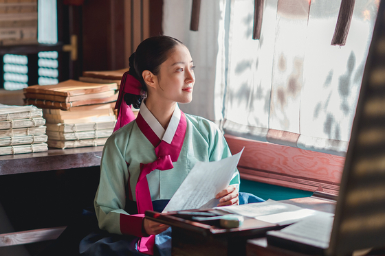 Seong Deok-im, who later becomes the noble consort Uibin Seong, in ″The Red Sleeve,″ played by actor Lee Se-young. [MBC]