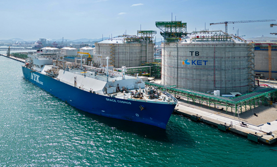 A liquefied natural gas carrier is docked at SK Gas's Korea Energy Terminal, or KET, in Ulsan. [SK GAS]
