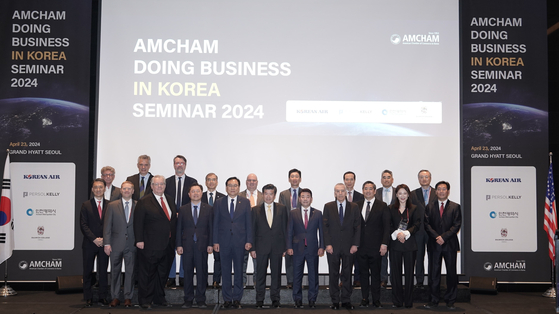 Attendees of Amcham's "Doing Business in Korea Seminar" event held Tuesday at the Grand Hyatt Seoul in central Seoul, including Amcham Chairman James Kim, sixth from left in the front row, Trade Minister Cheong In-kyo, fifth from left in the front row, and Philip Goldberg, U.S. ambassador to Korea, fourth from right in the front row, pose for a photo. [AMCHAM]