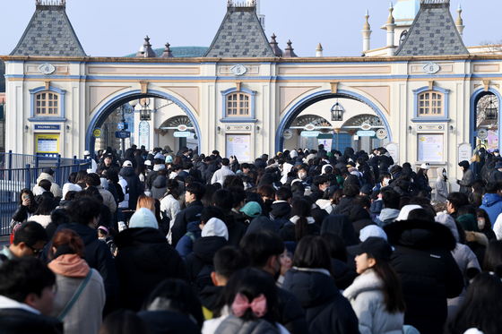A large crowd waits for the gates of Everland in Yongin, Gyeonggi, to open to see Fu Bao on the last day she was shown to the public on March 3. [JOINT PRESS CORPS]