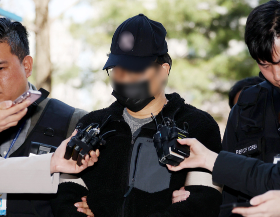 A YouTuber accused of installing spy cameras at early voting sites ahead of the April 10 general election heads to the Incheon District Court to attend his arrest warrant hearing on March 31. [YONHAP]