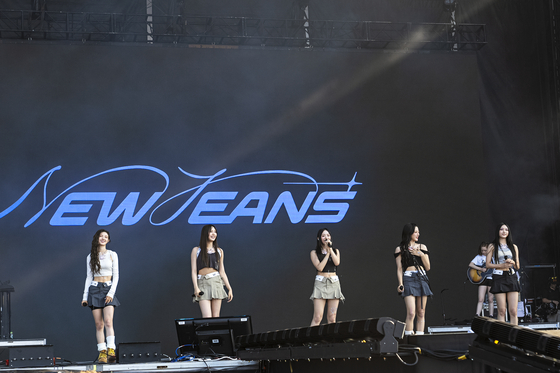 Members of NewJeans perform at the Lollapalooza Music Festival on Aug. 3, 2023, at Grant Park in Chicago. [AP/YONHAP]