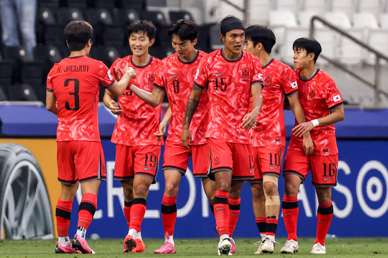 The U-23 Korean national team celebrates Kim Min-woo's goal during an AFC U-23 Asian Cup match against Japan at Jassim Bin Hamad Stadium in Al Rayyan, Qatar on Monday. [AFP/YONHAP] 