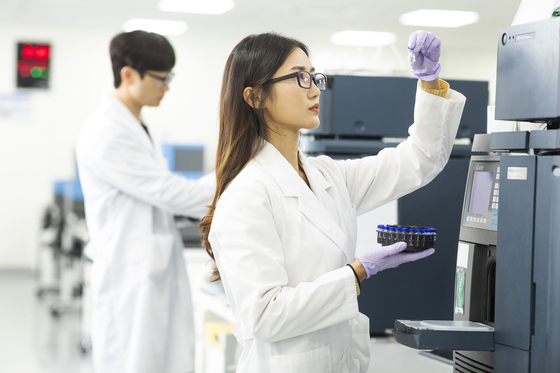 Samsung Bioepis researchers conduct test at its lab in Incheon. [SAMSUNG BIOEPIS]