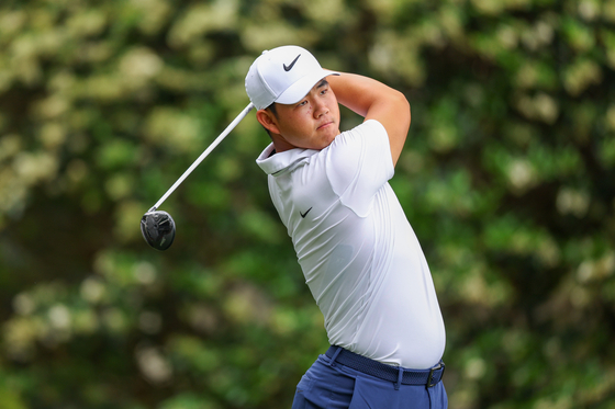 Korea's Tom Kim hits a tee shot on the sixth hole during the second round of the RBC Heritage at Harbour Town Golf Links on April 19 in Hilton Head Island, South Carolina. [GETTY IMAGES]