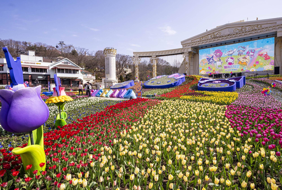 Everland’s Four Seasons Garden attracts visitors with Sanrio characters this spring.  [SAMSUNG C&T]