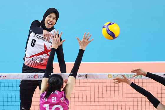 Megawati Hangestri Pertiwi attacks during a V League game between the Daejeon Jung Kwan Jang Red Sparks and Heungkuk Life Insurance Pink Spiders at Incheon Samsan World Gymnasium in Incheon on March 26. [NEWS1] 