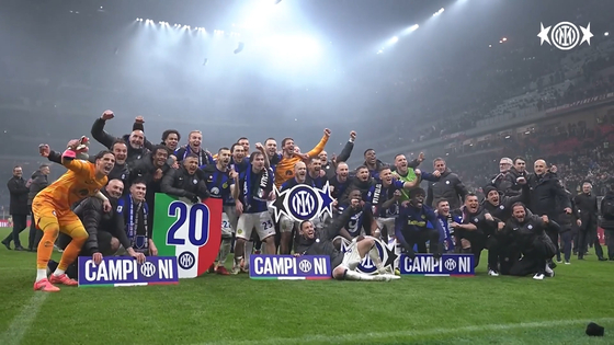 Inter Milan players celebrate winning their 20th Scudetto after a 2-1 win over AC Milan on Monday. [ONE FOOTBALL] 