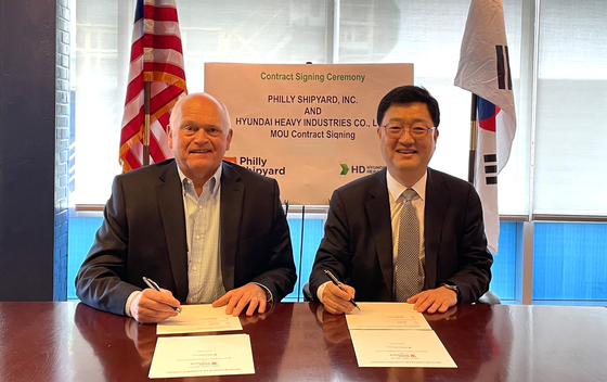 Joo Won-ho, head of HD Hyundai Heavy Industries' Naval & Special Ship Business Unit, right, and Steinar Nerbovik, president and CEO of Philly Shipyard, pose for a picture after signing a memorandum of understanding on the construction and maintenance, repair and overhaul (MRO) of warships and government-owned vessels commissioned by the U.S. government. [HD HYUNDAI]
