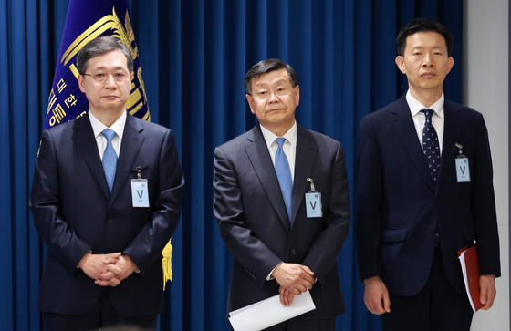 From left, Yoon Young-bin, an aerospace engineering professor at Seoul National University, John Lee, former senior executive at NASA and Rho Kyung-won, a senior official at the Ministry of Science and ICT stand during a press briefing held at the presidential office on Wednesday. Yoon was appointed as the chief of the Korea AeroSpace Administration, slated to open on May 27, with Lee as deputy administrator and Rho as deputy chief by the president the same day. [YONHAP]