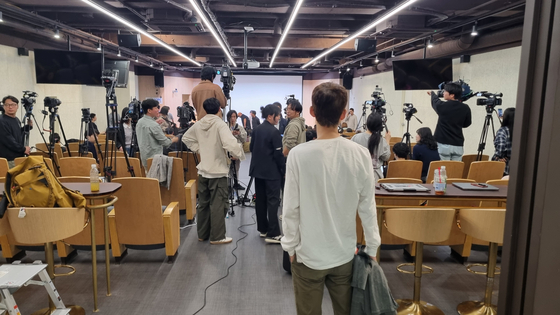 Reporters get ready before a press conference arranged by Min Hee-jin, head of ADOR, begins at 3 p.m. on Wednesday in Seoul. [YOON SO-YEON] 