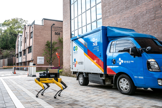 CJ Logistics undertakes a pilot project for parcel delivery with Boston Dynamics' four-legged walking robot, Spot, in Goyang, Gyeonggi. [CJ LOGISTICS]