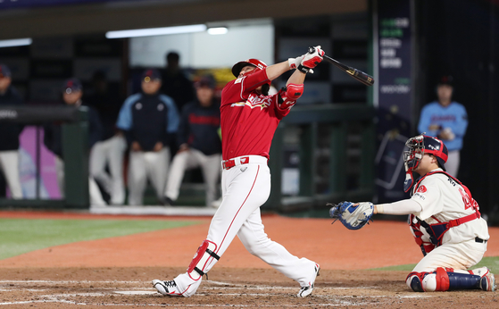 SSG Landers' Choi Jeong hits a solo home run in a game against the Lotte Giants at Sajik Baseball Stadium in Busan on Wednesday, setting a new all-time KBO record with his 468th home run. [NEWS1]