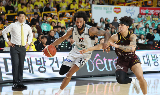 Suwon KT Sonicboom power forward Paris Bass, left, dribbles the ball during a 2023-24 KBL playoff game against the Changwon LG Sakers at Changwon Gymnasium in Changwon, North Gyeongsang on Wednesday. [YONHAP] 