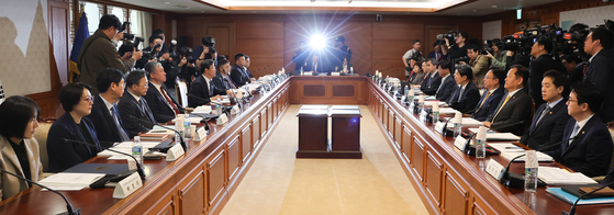 Noh Yun-hong, the head of the special presidential committee on medical reform, speaks at the body's inaugural meeting on Thursday. [NEWS1]