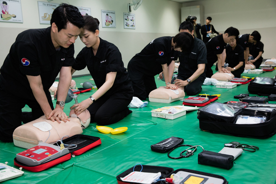 Korean Air cabin crew members receive cardiopulmonary resuscitation training at the airline's cabin crew training center in Gangseo District, western Seoul. [KOREAN AIR LINES]