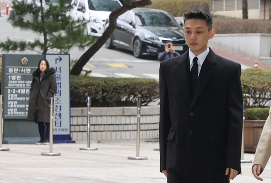 Actor Yoo Ah-in arrives at the Seoul Central District Court in Seoul on March 5, to attend the inaugural hearing on allegations of drug use. [YONHAP] 