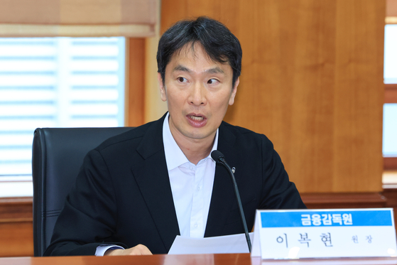 Financial Supervisory Service Gov. Lee Bok-hyun speaks in a meeting in Yeouido, western Seoul, on April 18. [YONHAP]