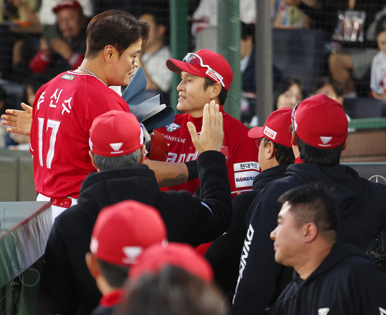 Teammates congratulate Choo Shin-soo, left, after he records his 2,000th career hit in a game between the SSG Landers and the Lotte Giants at Sajik Baseball Stadium in Busan on Wednesday. [YONHAP]