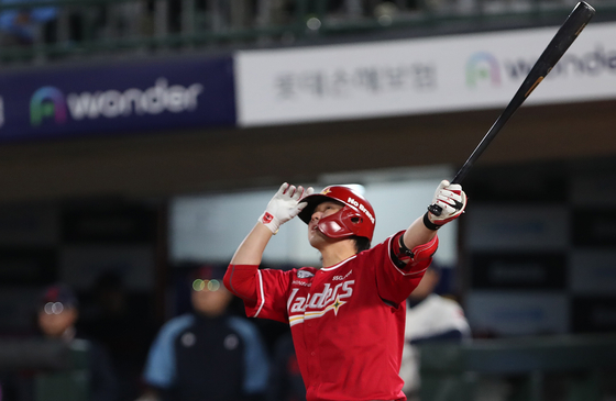 SSG Landers' Choi Jeong watches the ball fly over left field after hitting his 468th home run in a game against the Lotte Giants at Sajik Baseball Stadium in Busan on Wednesday. [NEWS1]