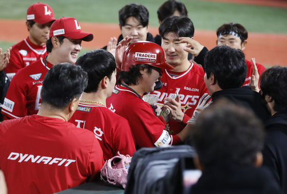 Teammates congratulate Choi Jeong, center, after his 468th career home run on Wednesday at Sajik Baseball Stadium in Busan. [NEWS1]