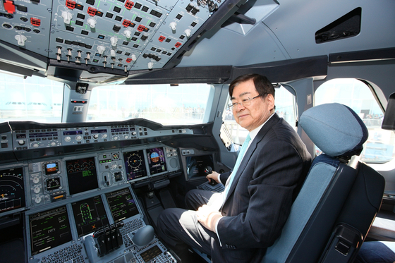 Former Hanjin Group Chairman Cho Yang-ho poses in the cockpit of Korean Air's first acquired A380 in Toulouse, France, in May 2011. [YONHAP]