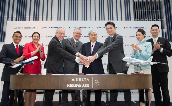 Former Hanjin Group Chairman Cho Yang-ho, second from right, and Korean Air Chairman and CEO Walter Cho pose for a photo along with officials from Delta Air Lines after signing a joint venture agreement in United States on June 23, 2017. [HANJIN GROUP]