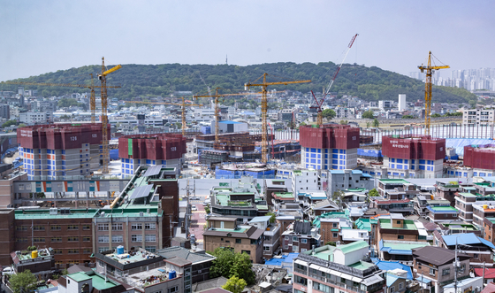 A construction site in Suwon, Gyeonggi, on Thursday. Korea's economy grew 1.3 percent in the January-March period from a quarter earlier driven by construction investment and private consumption, according to the Bank of Korea's advance estimates. [NEWS1] 