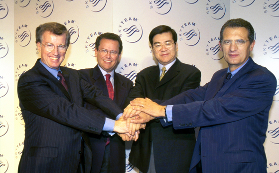 Former Hanjin Group Chairman Cho Yang-ho, second from right, led the establishment of the SkyTeam alliance on June 22, 2000, with the participation of four airlines, including Delta Air Lines, Air France, and Aeromexico. [HANJIN GROUP]