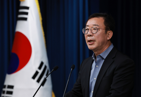 Hong Chul-ho, the senior presidential secretary for political affairs, announces that President Yoon Suk Yeol will meet Democratic Party leader Lee Jae-myung on Monday during a press briefing at the presidential office in Yongsan District, central Seoul, on Friday. [YONHAP]
