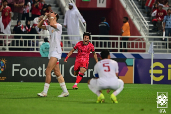 Korea's Jeong Sang-bin, center, celebrates scoring a goal during the quarterfinals of the AFC U-23 Asian Cup against Indonesia at at Abdullah bin Khalifa Stadium in Doha, Qatar on Thursday. [YONHAP]