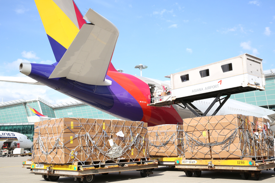 Cargo is being loaded onto an Asiana Airlines aircraft. [ASIANA AIRLINES]