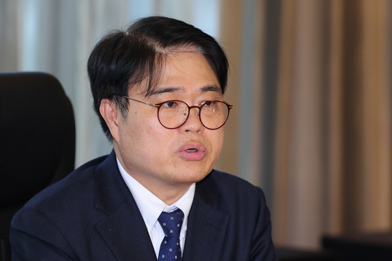 Lim Hyun-taek, the newly elected president of the Korean Medical Association, talks face-to-face with Lujain Alqodmani, the president of the World Medical Association in Yeouido, western Seoul, on April 19. [NEWS1]