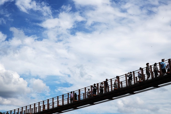 Majang Lake Suspension Bridge in Paju, Gyeonggi, is the main attraction of Majang Lake. [JOONGANG ILBO]