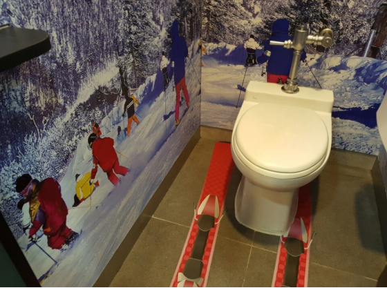 A skiing-themed toilet stall at the Pyeongchang rest stop in 2017 [JOONGANG PHOTO] 