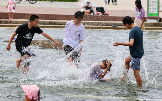  Kids splash around in the water at a fountain in Yeouido Hangang Park in western Seoul on Sunday, as the midday temperature in Seoul rose to an early summer-like weather of 28 degrees Celsius (82 degrees Fahrenheit). Nationwide temperatures next week are expected to drop to a high of 23 degrees Celsius on Tuesday, but is expected to surge to a high of 31 degrees Celsius on Saturday. [YONHAP]