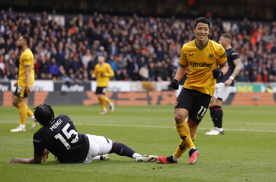 Wolverhampton Wanderers' Hwang Hee-chan, right, celebrates scoring a goal during a 2023-24 Premier League match against Luton Town at Molineux Stadium in Wolverhampton, England on Saturday. [REUTERS/YONHAP] 