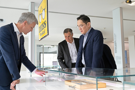 Samsung Electronics Chairman Lee Jae-yong, far right, takes a look at Carl Zeiss products during his visit to the German company's headquarters in Oberkochen, Germany, on April 26. [SAMSUNG ELECTRONICS]  