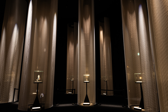 Installation view of "Cartier, Crystallization of Time" at the Dongdaemun Design Plaza in central Seoul. The cloth pillars are made from ra, a type of traditional sheer fabric gauze. [JOONGANG ILBO]