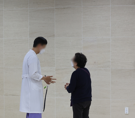 A doctor talks with a hospital visitor in a general hospital in Daegu on Friday. [YONHAP] 