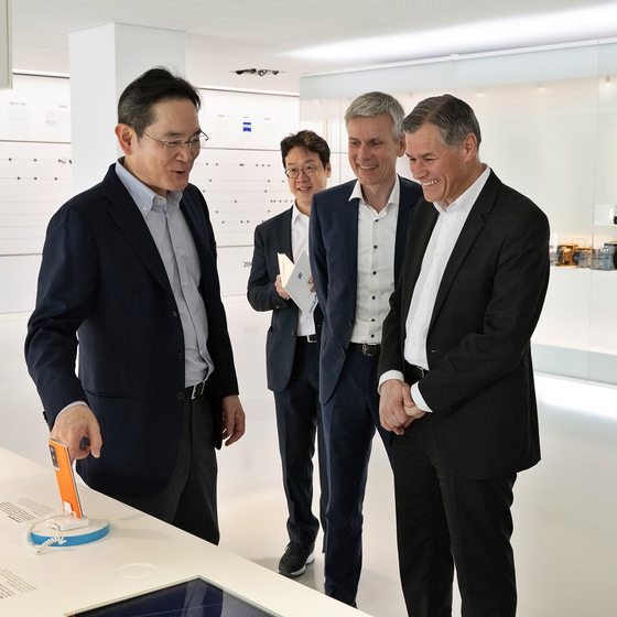 Samsung Electronics Executive Chairman Lee Jae-yong, far left, talks with Carl Zeiss CEO Karl Lamprecht, far right, during his visit to the German company's headquarters in Oberkochen, Germany, on April 26. [SAMSUNG ELECTRONICS] 
