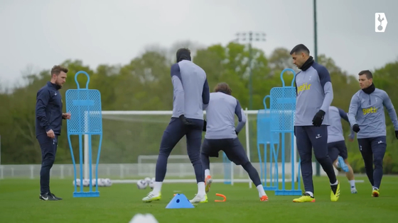 Tottenham Hotspur players train ahead of a Premier League match against Arsenal on Sunday. [ONE FOOTBALL]