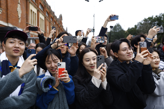 Fans wait for Tottenham Hotspur players to arrive at the stadium before a match against Fulham at Craven Cottage in London on March 16.  [REUTERS/YONHAP]
